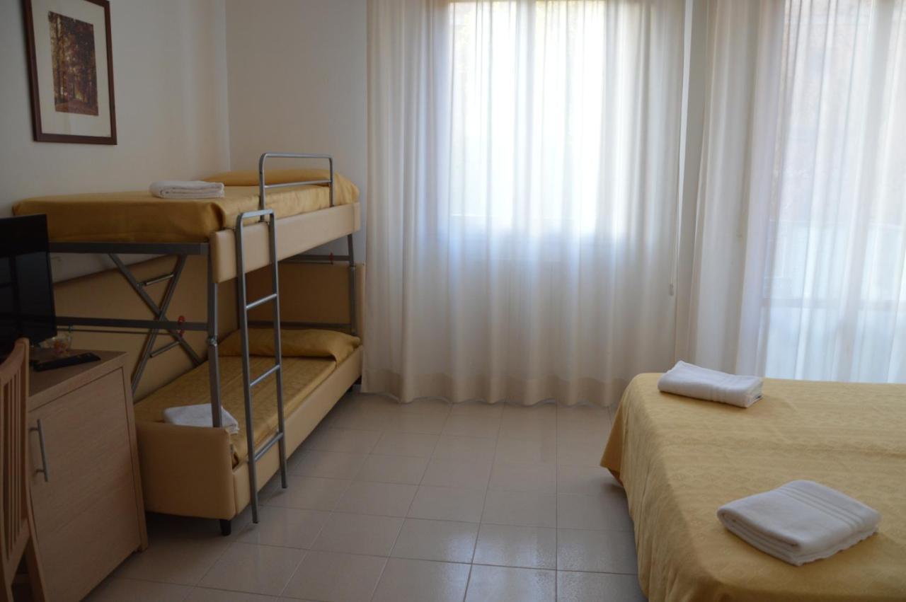 Hotel Caesar Pesaro Zimmer foto