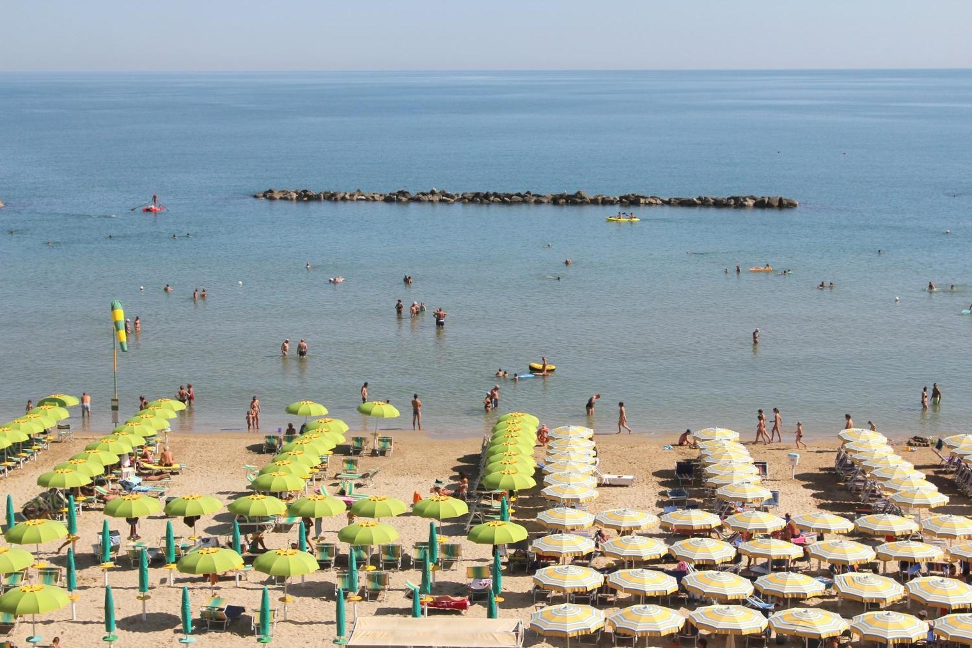 Hotel Caesar Pesaro Exterior foto